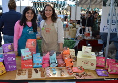 Siddhi Mehta en Aoitef Gheribi met de bio-koeken van Rhythm (uit Zwitserland). 